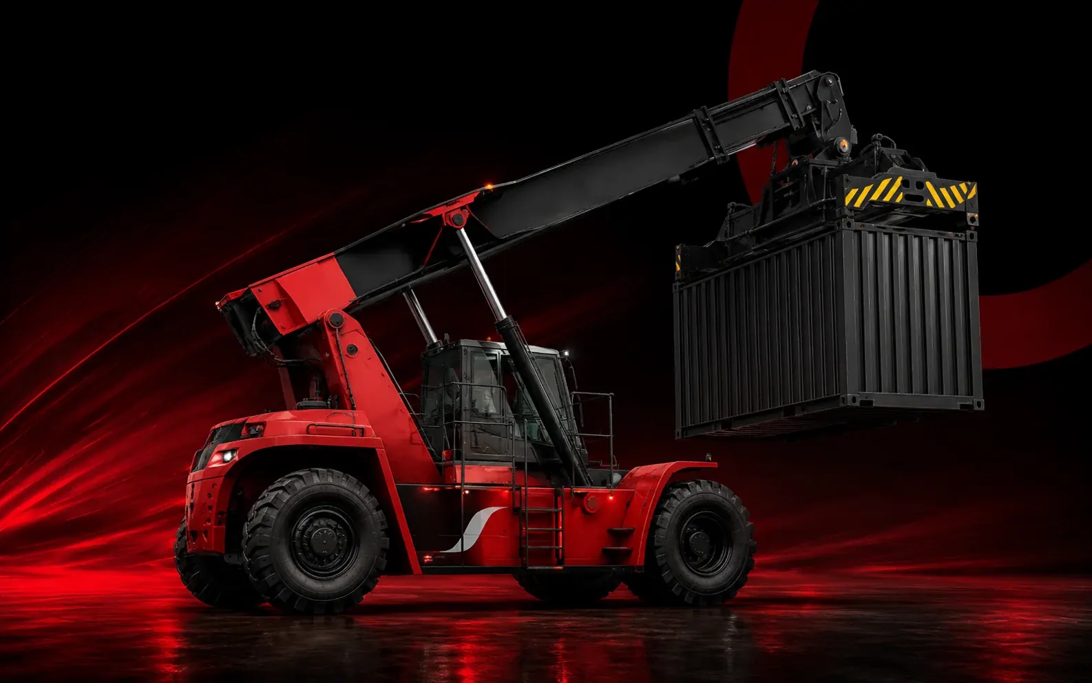 Reach Stacker vermelho movimentando um contêiner com lança telescópica